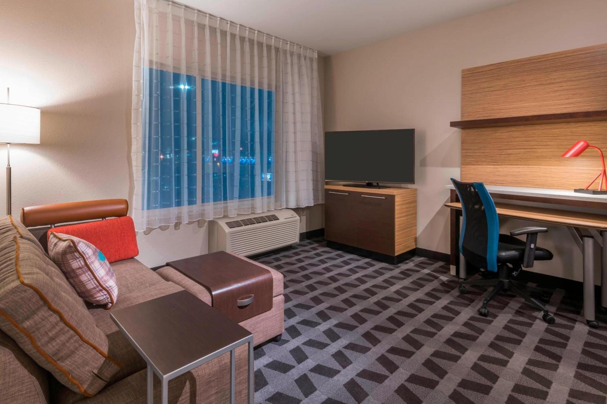 Towneplace Suites By Marriott Хейс Экстерьер фото