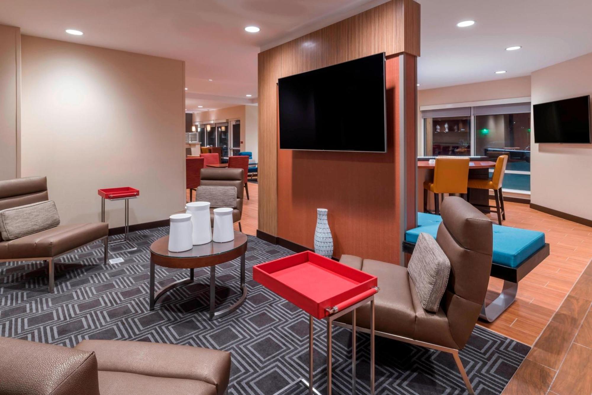 Towneplace Suites By Marriott Хейс Экстерьер фото