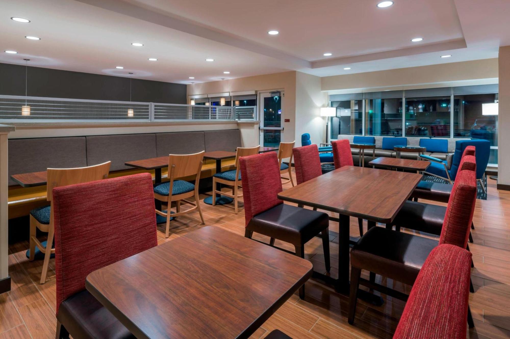 Towneplace Suites By Marriott Хейс Экстерьер фото