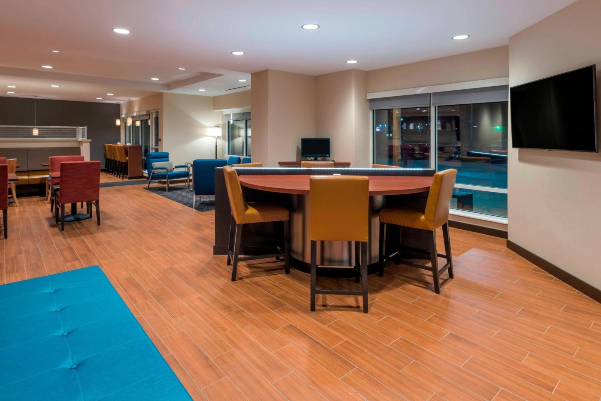Towneplace Suites By Marriott Хейс Экстерьер фото